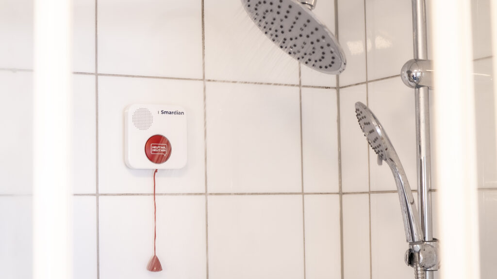 Sprachmelder im Badezimmer als Alternative zum zum Notrufarmband